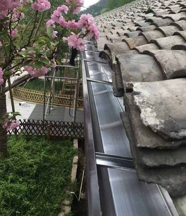 Aluminum roof rain gutter